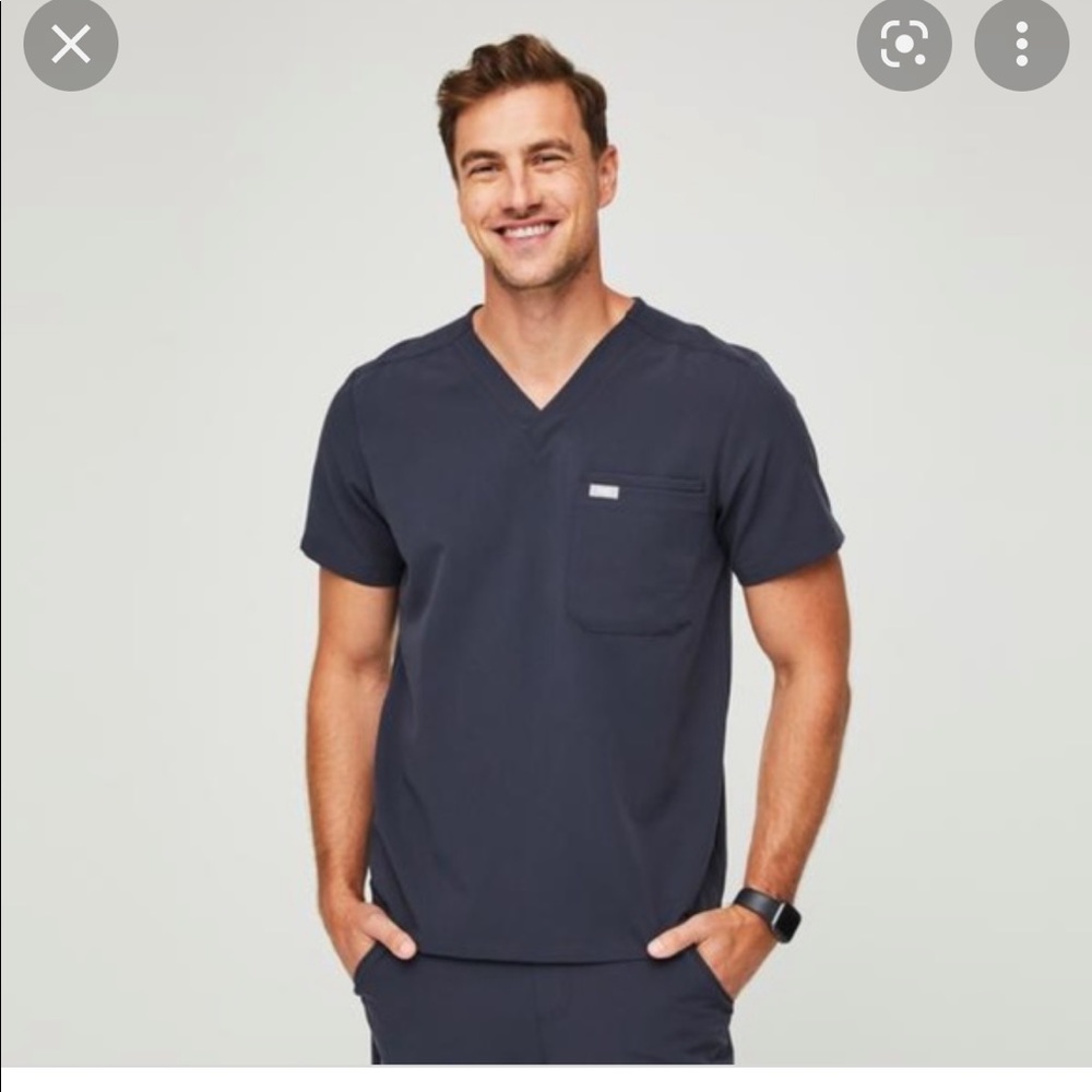Figs Men’s 3 Pocket Leon Scrub Top QUIET NAVY